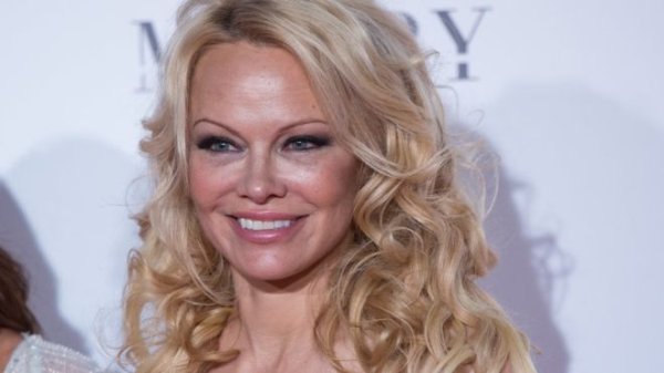 Nouveau soutien de Pamela Anderson : « Alors qui est celui qui "déconne", c'est les #GiletJaunes ou c'est Macron lui-même ? »