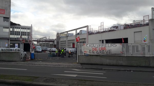 Saint-Denis. Les chauffeurs de cars en Gilets Jaunes et en grève depuis 16 jours
