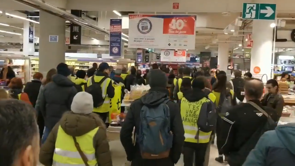 Vidéo. « De l'argent pour les salaires pas pour les actionnaires » : des Gilets jaunes envahissent un Carrefour