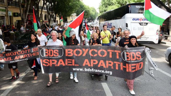Amalgame antisionisme-antisémitisme : Macron veut criminaliser toujours plus le mouvement BDS