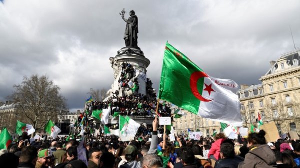 Plusieurs milliers de personnes mobilisées contre Bouteflika à Paris dimanche