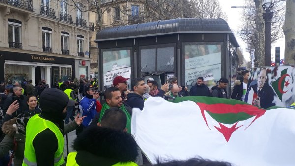 PHOTOS. Solidarité entre les Gilets jaunes et les Algériens : « on a le même combat »