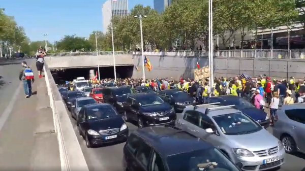 VIDEO. Acte 23 : des automobilistes soutiennent les Gilets jaunes 
