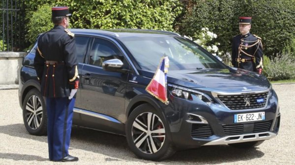 Le chauffeur de Macron poursuivi en justice, nouvel épisode dans la République des barbouzes
