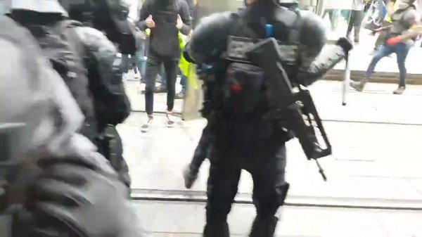 VIDEO. Pour l'acte 26, les Gendarmes ressortent leur fusil d'assaut à Nantes