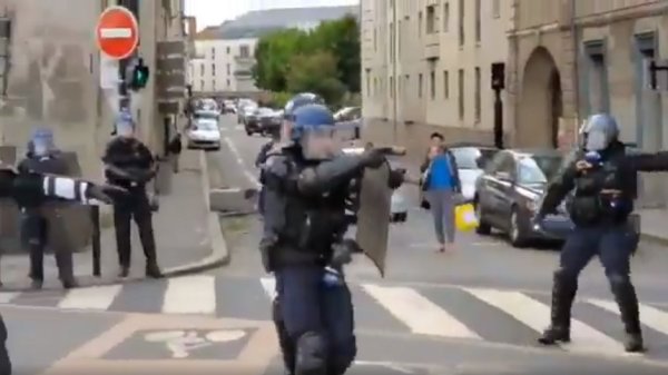 VIDEO. A Nantes, un gendarme sort son arme à feu
