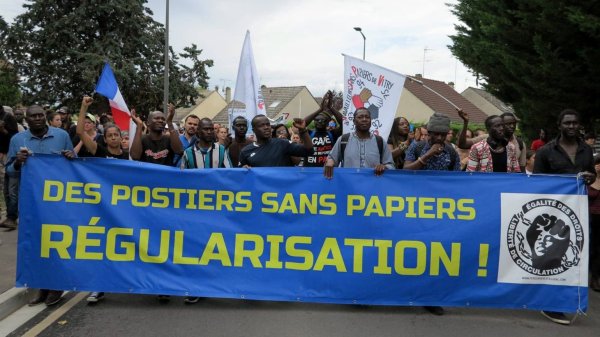 Rassemblement des travailleurs sans-papiers de Chronopost en grève devant le Siège de La Poste !