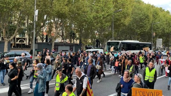 VIDEO. « Ils essaient de tous nous diviser » : gilets jaunes et femmes voilées manifestent ensemble à Perpignan