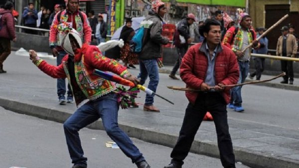 VIDEO. Bolivie. Les communautés paysannes commencent à entourer la capitale contre le coup d'Etat