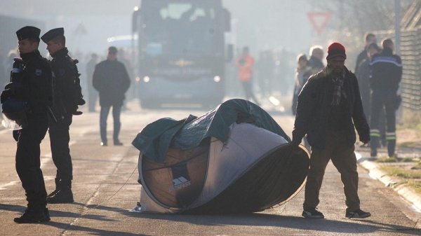 Répression à Calais : Un camp de près de 350 migrants démantelé