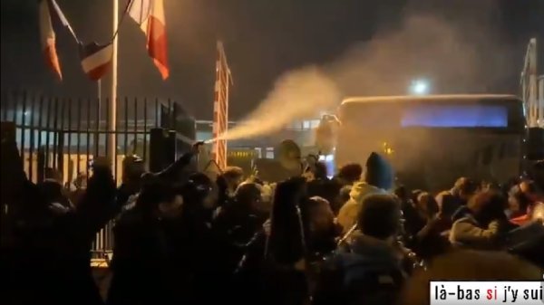 VIDEO. Dépôt de Pleyel : Malgré les gaz, la fanfare continue de jouer, les manifestants résistent, la police abandonne
