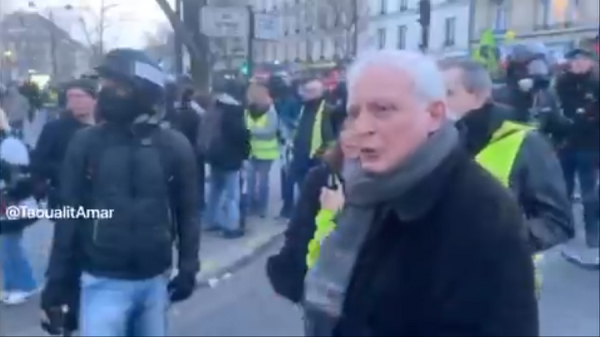 Un homme âgé à un policier : « Tu défends les riches et Macron ! »