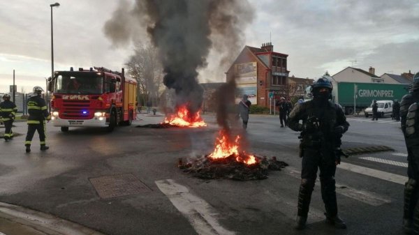 Macron à Dunkerque : 200 manifestants pour l'accueillir, l'autoroute A16 bloqué