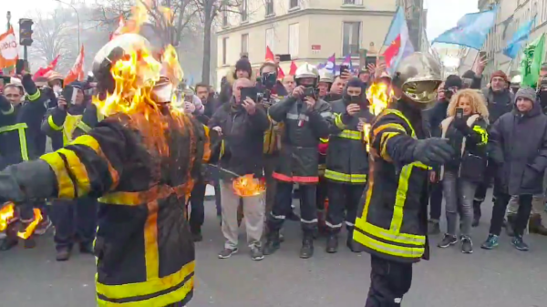 VIDEO. Des pompiers s'immolent symboliquement pour exprimer leur détresse
