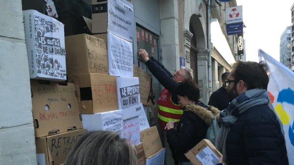 Action contre les permanences LREM : Macron cible numéro un de la colère sociale