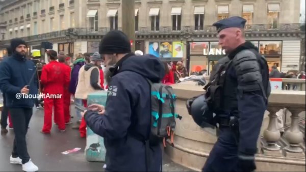VIDEO. Rodrigues encerclé et harcelé par la police alors qu'il marche dans la rue place de l'Opéra 