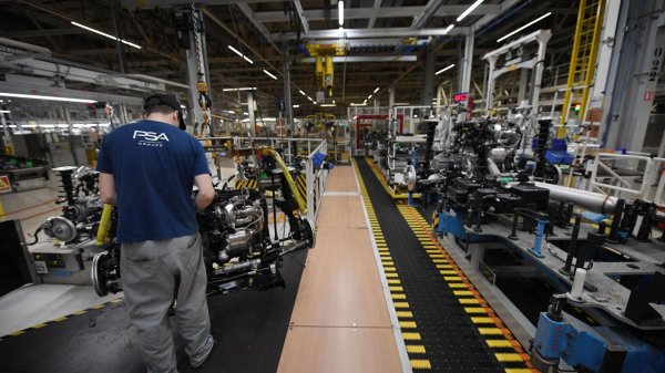 PSA, Toyota, Bombardier, Renault : face au virus, les ouvriers imposent l'arrêt de la production
