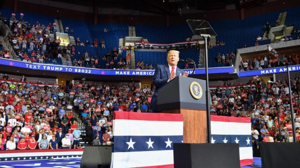 Trump fait un flop : une salle aux deux tiers vide pour son retour en campagne 