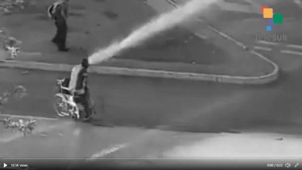 VIDEO. Au Chili, une personne en fauteuil roulant projetée au sol par un canon à eau