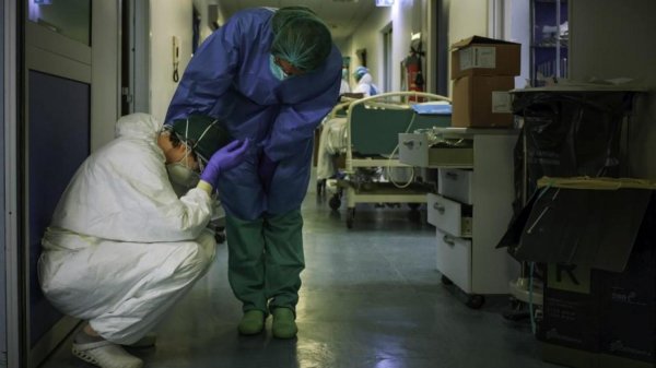 « Pour ouvrir 2 000 lits en réa, on ferme 5 000 lits d'hospitalisation ». Un urgentiste répond à Macron