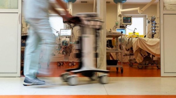Plans blancs, manque d'effectifs : l'hôpital public au bord du gouffre à l'arrivée du variant d'Omicron