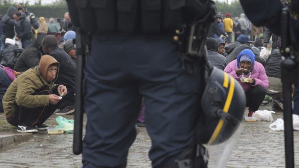 [Vidéo] Calais. Milice d'extrême droite et CRS jettent pierres et grenades pour chasser des migrants