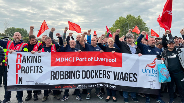 L'été du mécontentement n'est pas mort avec la reine : les dockers de Liverpool reprennent la grève