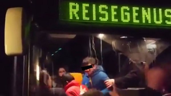 [VIDEO] Allemagne. Encouragé par des militants d'extrême droite, un policier brutalise un enfant réfugié pour le sortir du bus