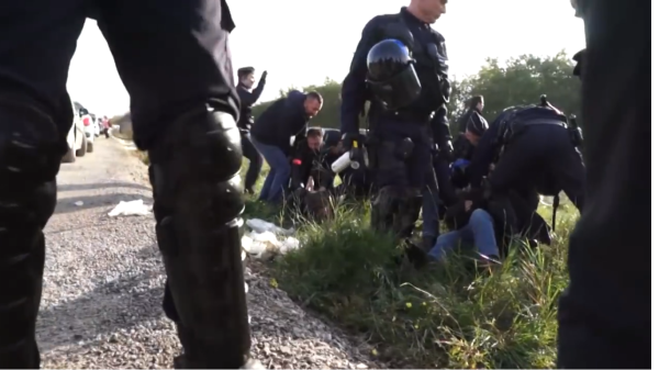 VIDEO. Calais. Après avoir réprimé les migrants, la police fait taire les médias.