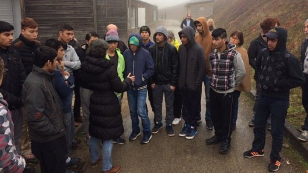 19 jeunes afghans âgés de 14 à 17 ans risquent leur vie dans un centre pour migrants