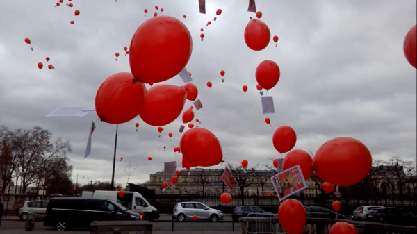 Vidéo. En quête de parrainages, Philippe Poutou lâche 200 ballons à l'adresse des maires