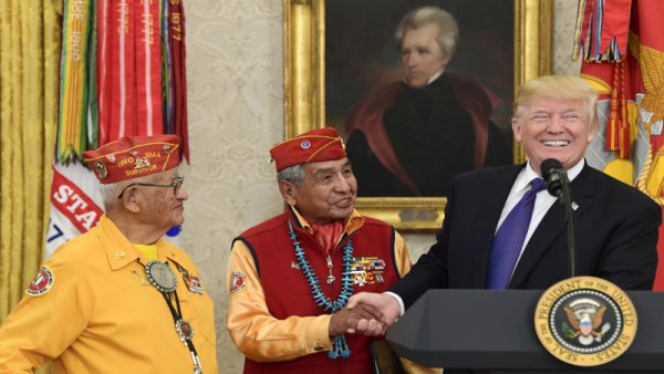 Trump évoque Pocahontas devant les Amérindiens