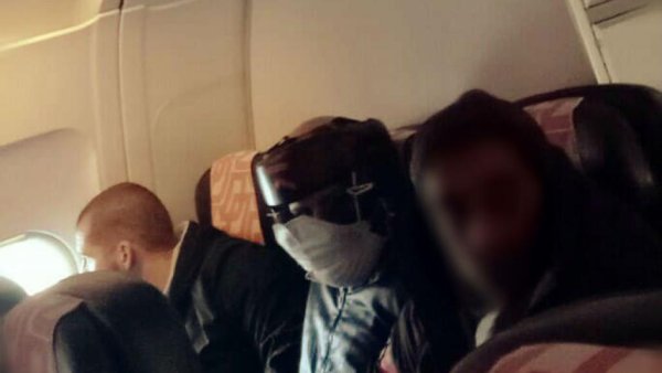 Expulsion en avion : la police fait porter un casque de boxe et un masque chirurgical à un algérien sans papier !