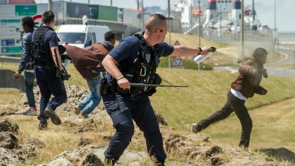 Macron se dit « prêt à attaquer en diffamation » toute personne dénonçant les violences policières »