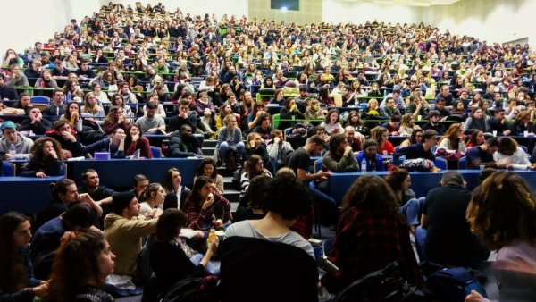 Plus de 800 étudiants, personnels et enseignants votent le blocage de l'Université du Mirail 