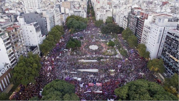 8 Mars : un océan de femmes inonde les rues d'Argentine, et du monde