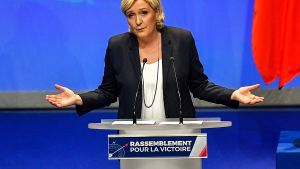 Marine Le Pen appelle à voter pour un candidat LR à Mayotte