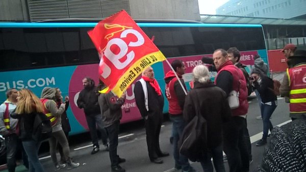 Lille : Les cheminots bloquent les cars "Macron" puis rejoignent les étudiants en grève