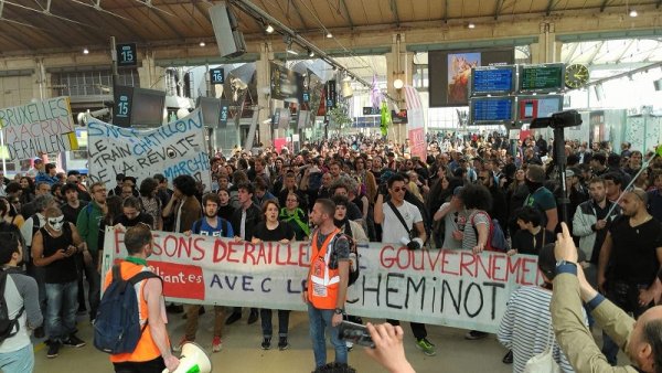 Cheminots, usagers, étudiants, hospitaliers convergent et manifestent spontanément à Paris Nord