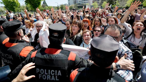 Des dizaines de milliers de personnes ont pris les rues de l'État espagnol contre la justice patriarcale