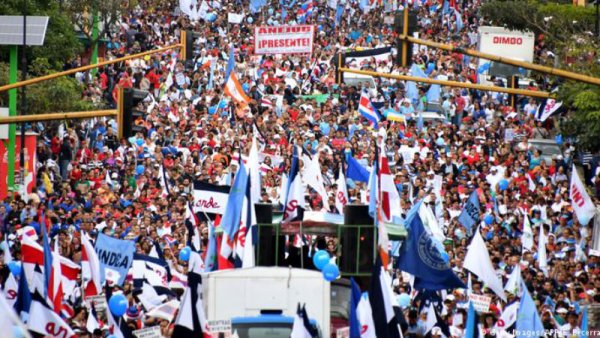 Grève illimitée au Costa Rica : le gouvernement appelle à une table de négociation pour désamorcer la grève