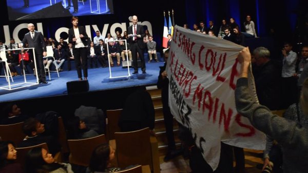 Face à Macron, des étudiants belges dénoncent la répression de l'État français