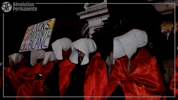 Des manifestantes en tenues de servantes écarlates pour défendre la maternité du Blanc (Indre)
