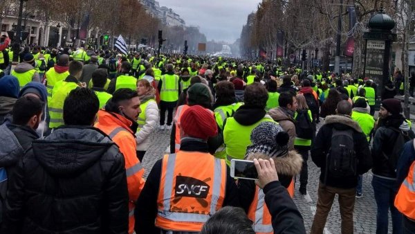 Champs Elysées : Des cheminots au contact des Gilets Jaunes