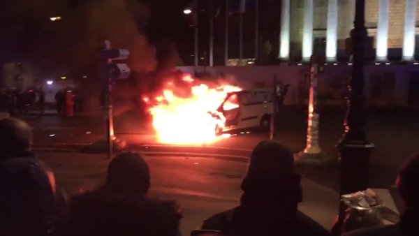 Un ambulancier désespéré met le feu à son véhicule devant l'Assemblée Nationale