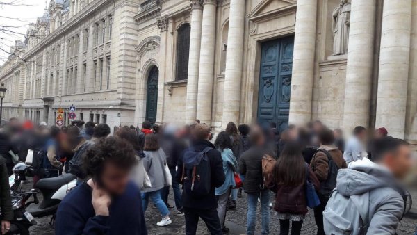 La Sorbonne fermée par l'administration pour empêcher une Assemblée Générale 