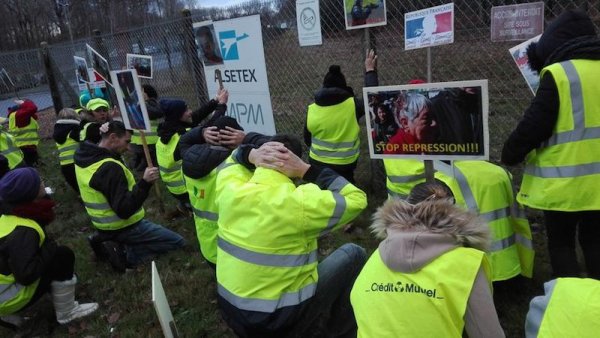 Sarthe. Des Gilets jaunes manifestent devant le leader européen des produits de maintien de l'ordre