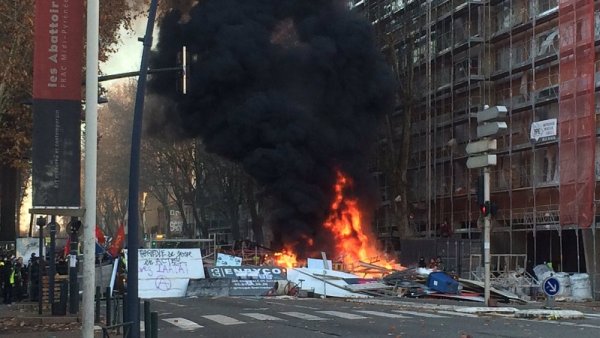 Direct. Des barricades se dressent à Toulouse contre la répression