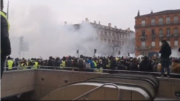 Direct. Nasses, lacrymogène et chars déployés : La répression frappe à Toulouse