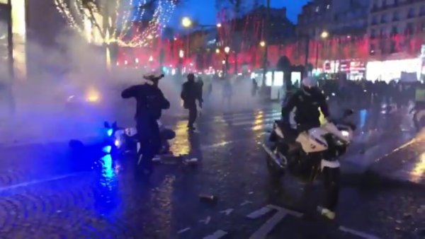 Acte VI. Affrontement entre la police à moto et des manifestants : la vidéo a été tronquée